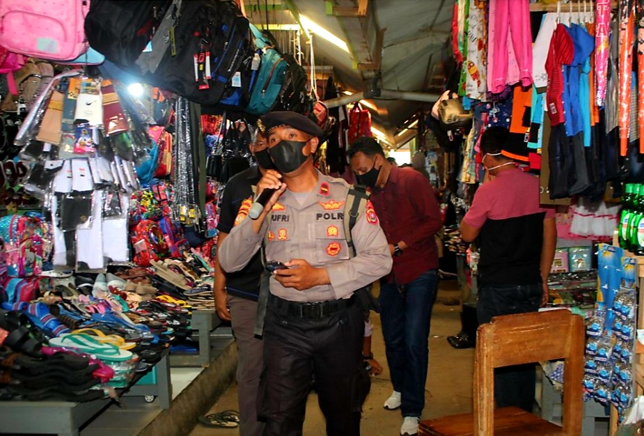 Polisi Ajak Warga Vaksinasi di Pasar dengan Cara Bernyanyi