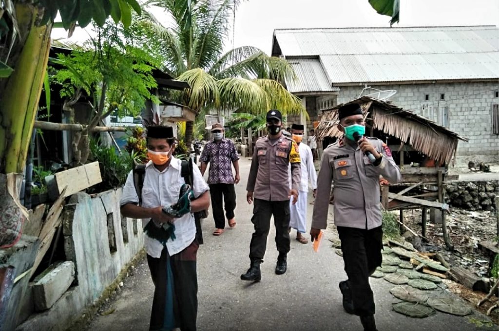 Kapolsek Bersama Perangkat Desa Wabula Ajak Masyarakat Ikut Vaksinasi Covid-19