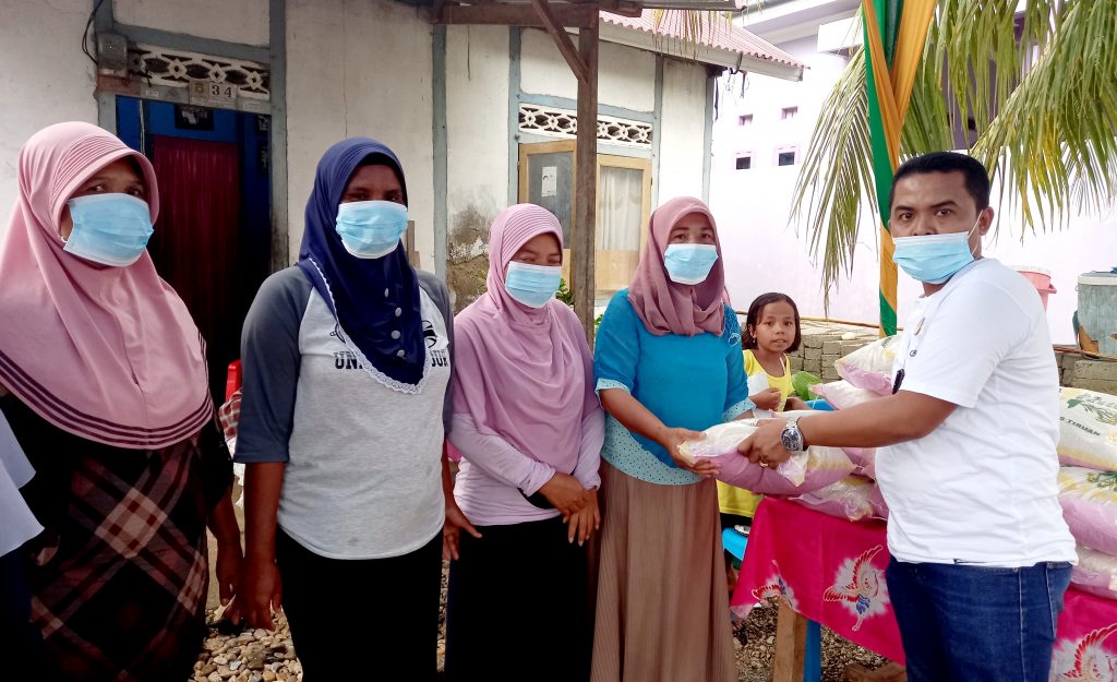 Ketua Fraksi Nasdem Berbagi Kepada Ibu-Ibu Papalele Ikan di Kampung Hone