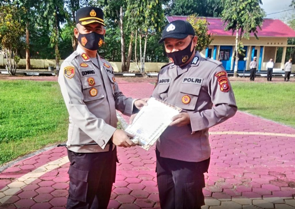 Lagi, Kapolres Buton Beri Penghargaan pada Personel Berprestasi