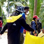 Kunjungi Wisata Andalan Buton di Wabula, Peserta KBK PMI Bersihkan Sampah Plastik