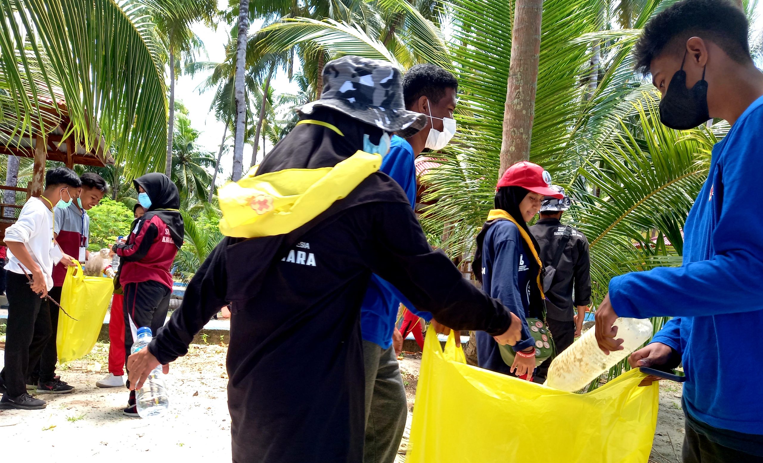 Kunjungi Wisata Andalan Buton di Wabula, Peserta KBK PMI Bersihkan Sampah Plastik