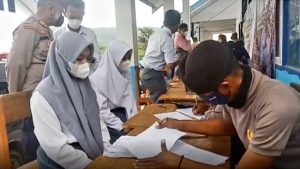 Pelajar di Lasalimu Ikut Vaksinasi di Sekolah