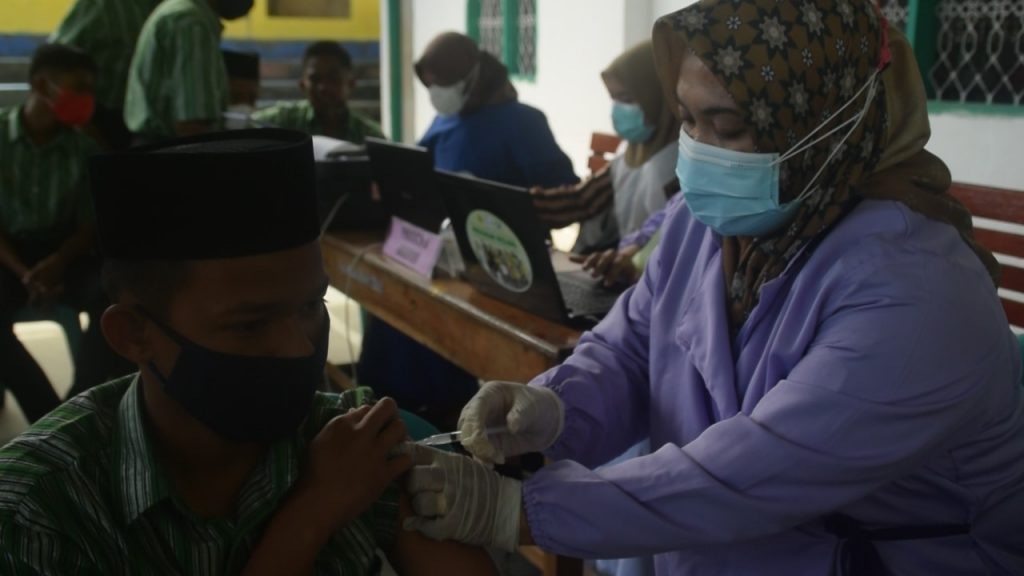 Puluhan Santri Ponpes Al Syaikh Abdul Wahid Divaksin Covid 19 Dosis Pertama