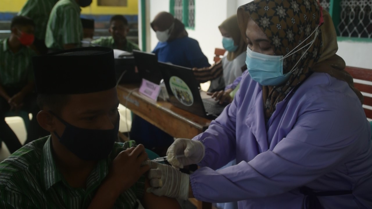 Puluhan Santri Ponpes Al Syaikh Abdul Wahid Divaksin Covid 19 Dosis Pertama