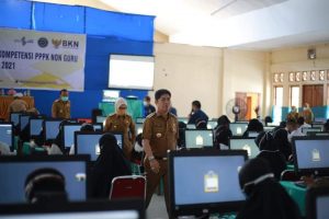 Hari Pertama, Bupati Buton Tinjau Pelaksanaan Tes CPNS