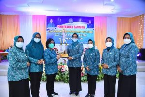 Kunjungi Buton, TP PKK Sultra Serahkan Alat PHBS