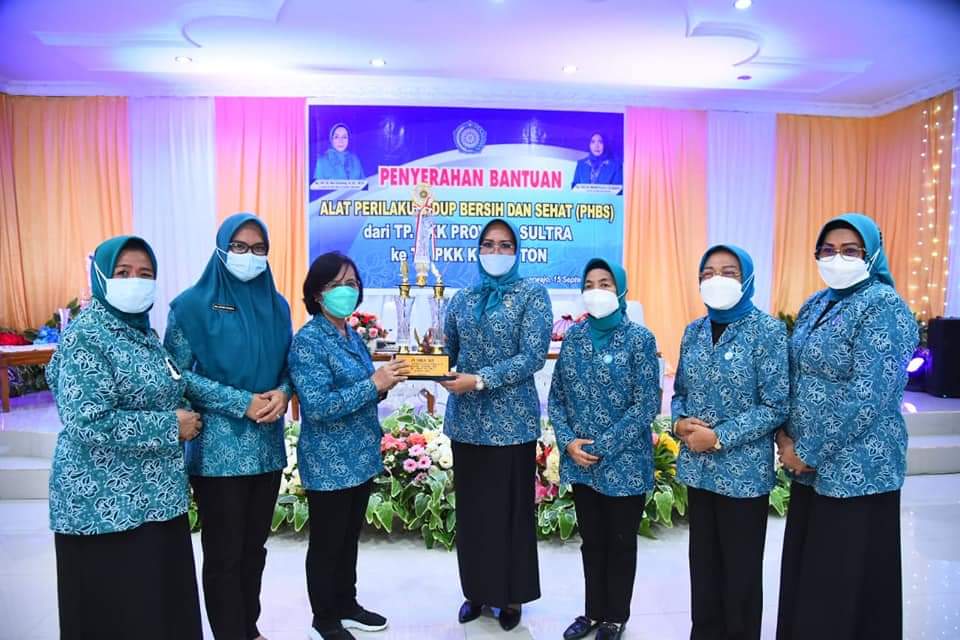Kunjungi Buton, TP PKK Sultra Serahkan Alat PHBS