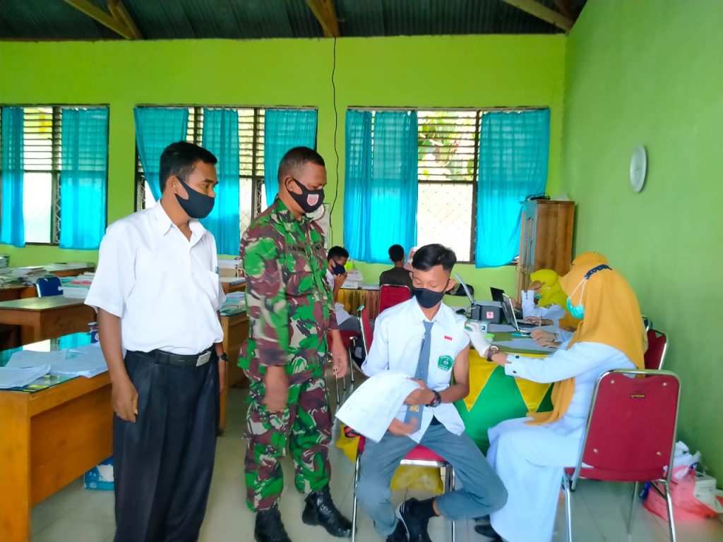 Anggota TNI Koramil 1413-02/Pasarwajo Gencarkan Vaksinasi di Sekolah