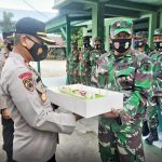 HUT TNI Ke-76, Wakapolres Buton Berikan Kue Ulang Tahun Kepada Danramil