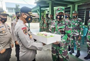 HUT TNI Ke-76, Wakapolres Buton Berikan Kue Ulang Tahun Kepada Danramil