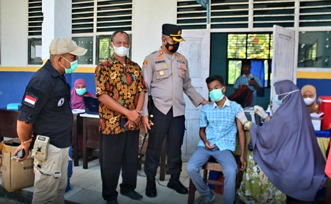 Polres Buton Dampingi Vaksinasi Covid-19 Bagi Pelajar