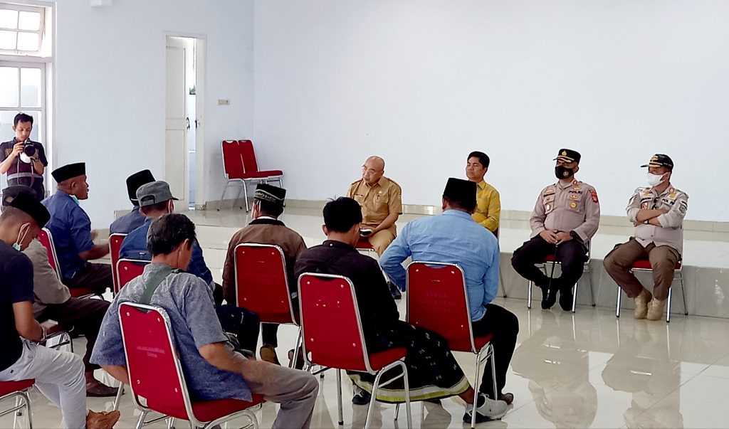 Temui Massa, Bupati Buton Minta Waktu Menyelesaikan Masalah Wabula dan Wasuemba