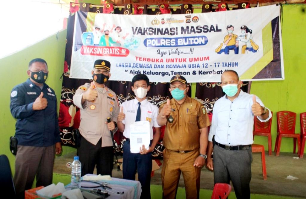 Pantau Vaksinasi di Desa Holimombo, Kapolres Buton Ajak Masyarakat Untuk Ikut Vaksinasi