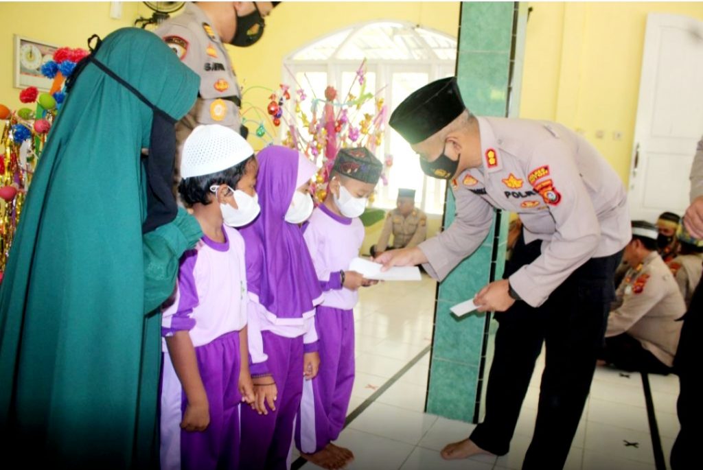 Peringati Maulid Nabi Muhammad SAW, Kapolres Buton Santuni Anak Yatim Piatu
