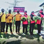 Kapolsek dan Ketua Bhayangkari Ranting Wolowa Panen Sayur di Kebun P2L