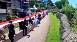 Organisasi Kepemudaan dan Pelajar di Baubau Kibarkan Bendera Merah Putih Mengelilingi Benteng Keraton