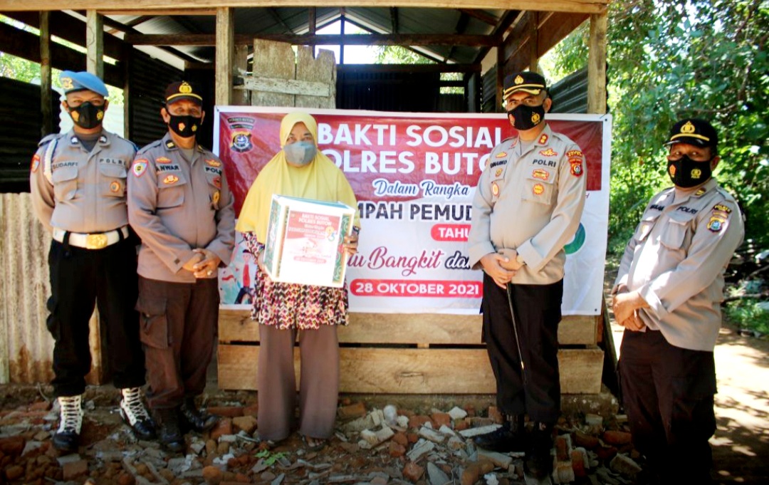 Peringati Hari Sumpah Pemuda, Polres Buton Bersama Ormas dan Mahasiswa Bagikan Paket Sembako