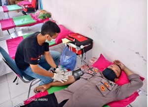 Dalam Rangka Sumpah Pemuda, Personel Polsek Kapontori Ikut Donor Darah