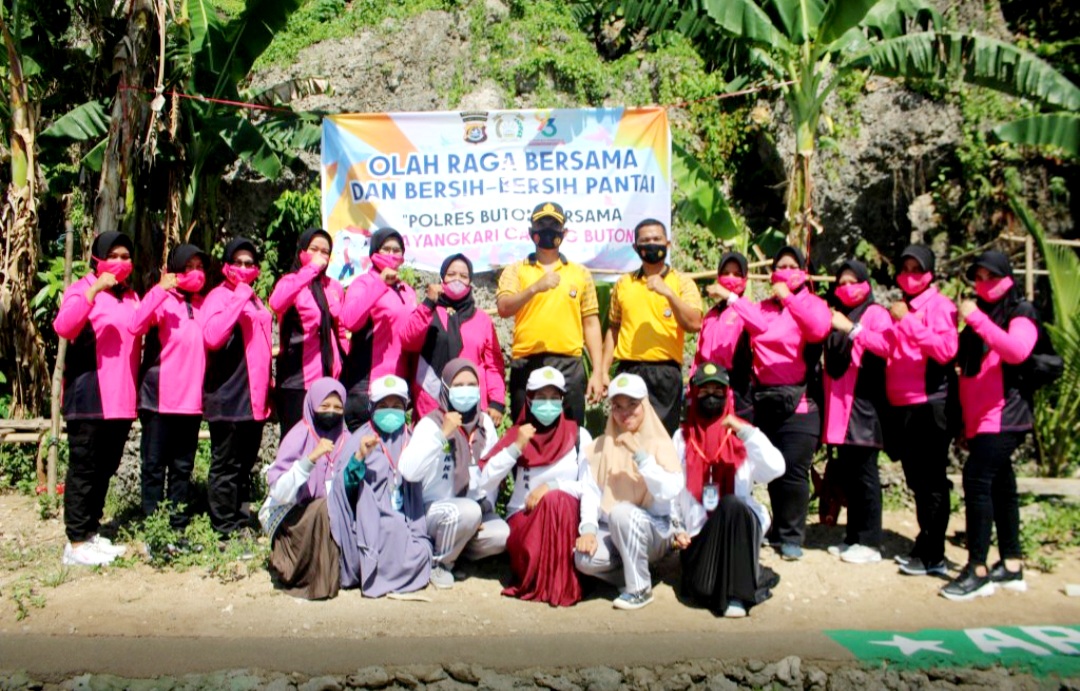 Polres Gelar Kerja Bakti dan Olahraga Bersama di Pantai Swiss