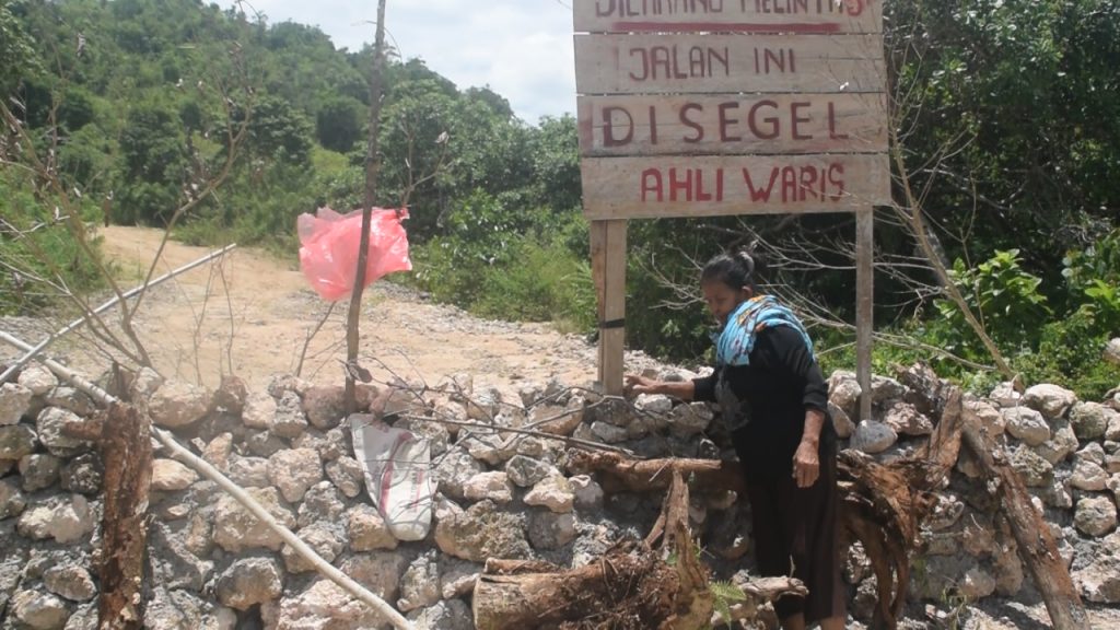 Tak ada Pemberitahuan, Warga Takimpo Tutup Jalan Menuju Stadion GOR dengan Semen