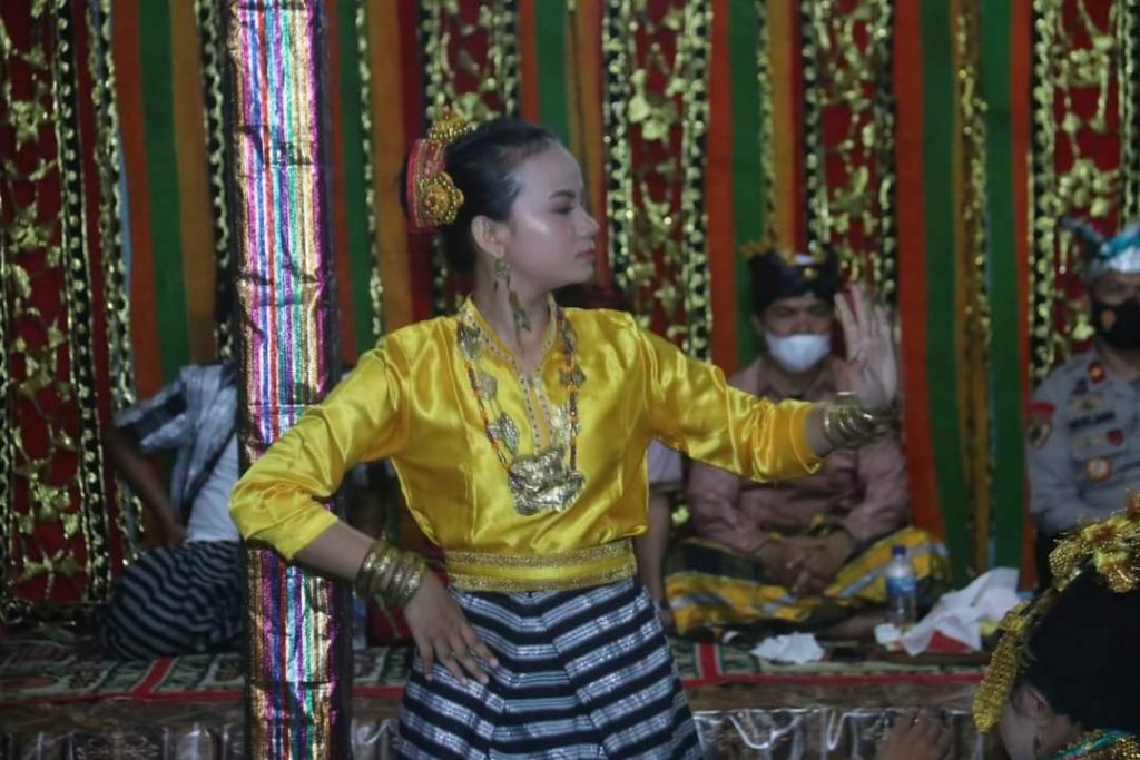 Bupati Buton dikukuhkan sebagai Tokoh Adat Kadiena Lawele