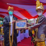Kado HUT Kota Baubau, Pemkot Peroleh Plakat Penghargaan Menkeu