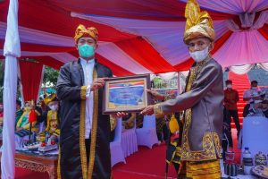 Kado HUT Kota Baubau, Pemkot Peroleh Plakat Penghargaan Menkeu