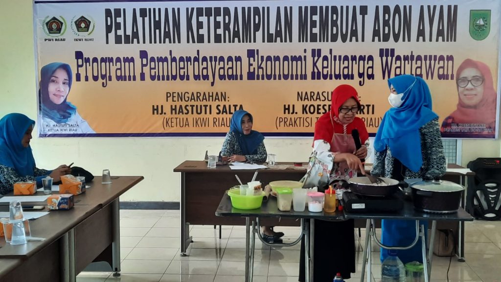 Berdayakan Ekonomi Keluarga Wartawan di Masa Pandemi, IKWI Gelar Pelatihan Membuat Abon