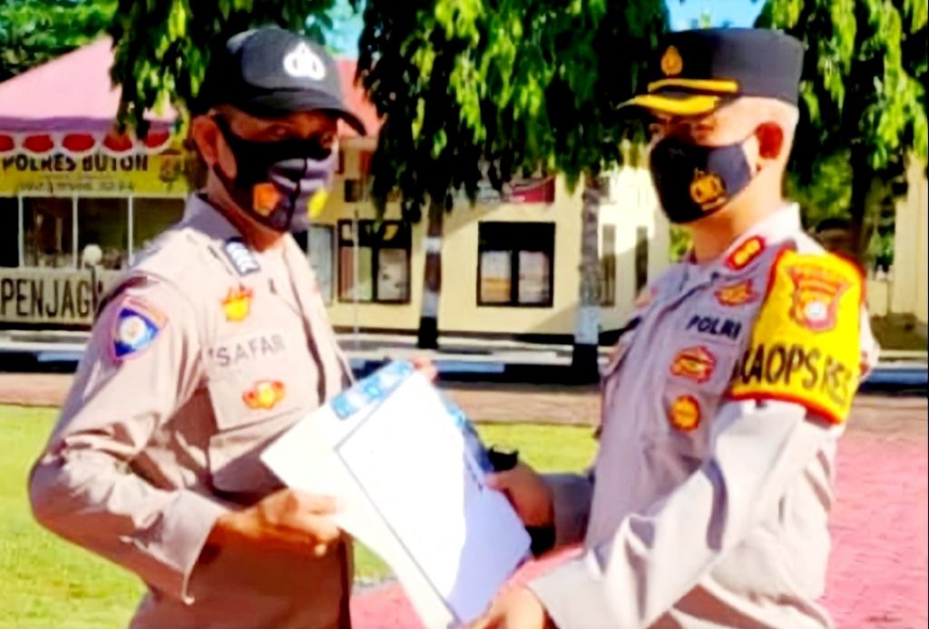 Kapolres Buton Kembali Berikan Penghargaan Kepada Anggota