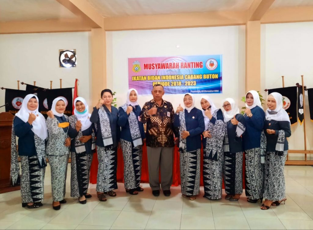 Plt Kadis Kesehatan Kukuhkan Pengurus IBI Kabupaten Buton