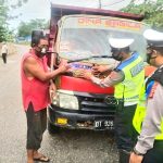 Operasi Zebra Anoa di Pasarwajo, Anggota Satlantas Buton Bagikan Ratusan Masker dan Stiker Prokes