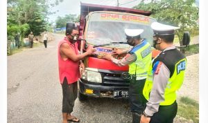 Operasi Zebra Anoa di Pasarwajo, Anggota Satlantas Buton Bagikan Ratusan Masker dan Stiker Prokes