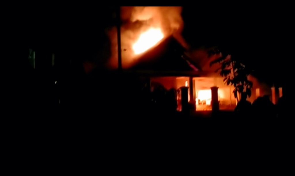 Usai Sidang Putusan Sengketa Lahan, Rumah Warga Desa Lasalimu Pantai di Bakar dan Dirusak Warga