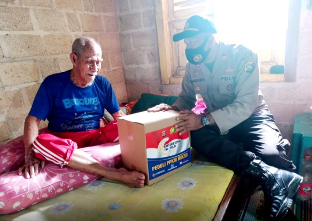 Kapolsek Sampuabalo Serahkan Bantuan Sosial PPKM Mikro