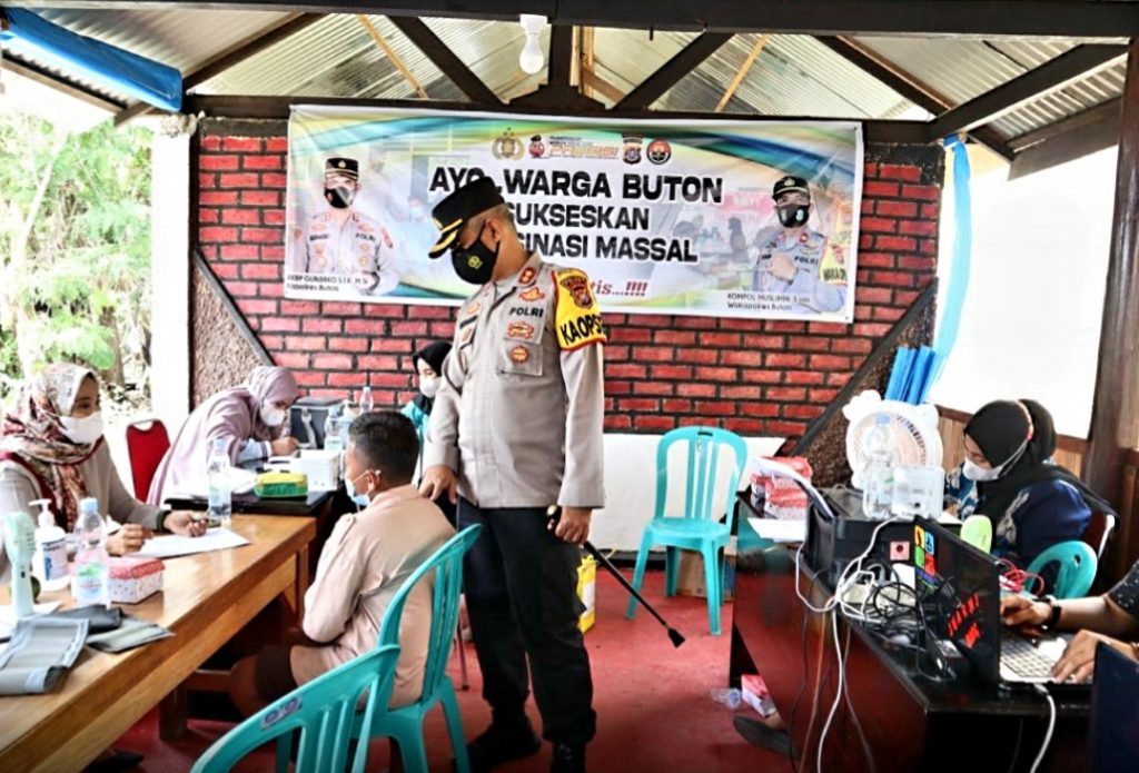 Sukseskan Vaksinasi Nasional, Kapolres Buton Pantau Jalannya Vaksinasi