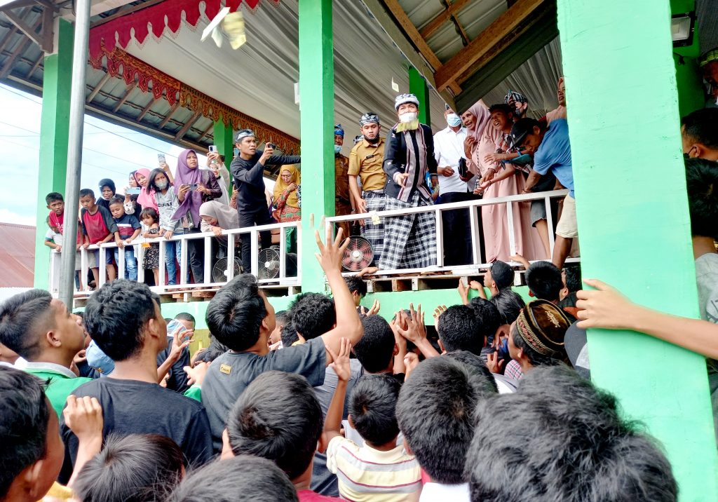 Tradisi Lelo Uang, Menghamburkan Uang untuk Berbagi Kebahagiaan