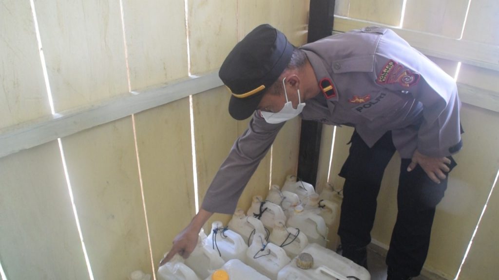 Polsek Lealea Menyita Ratusan Liter Miras yang Disembunyikan dalam Kamar