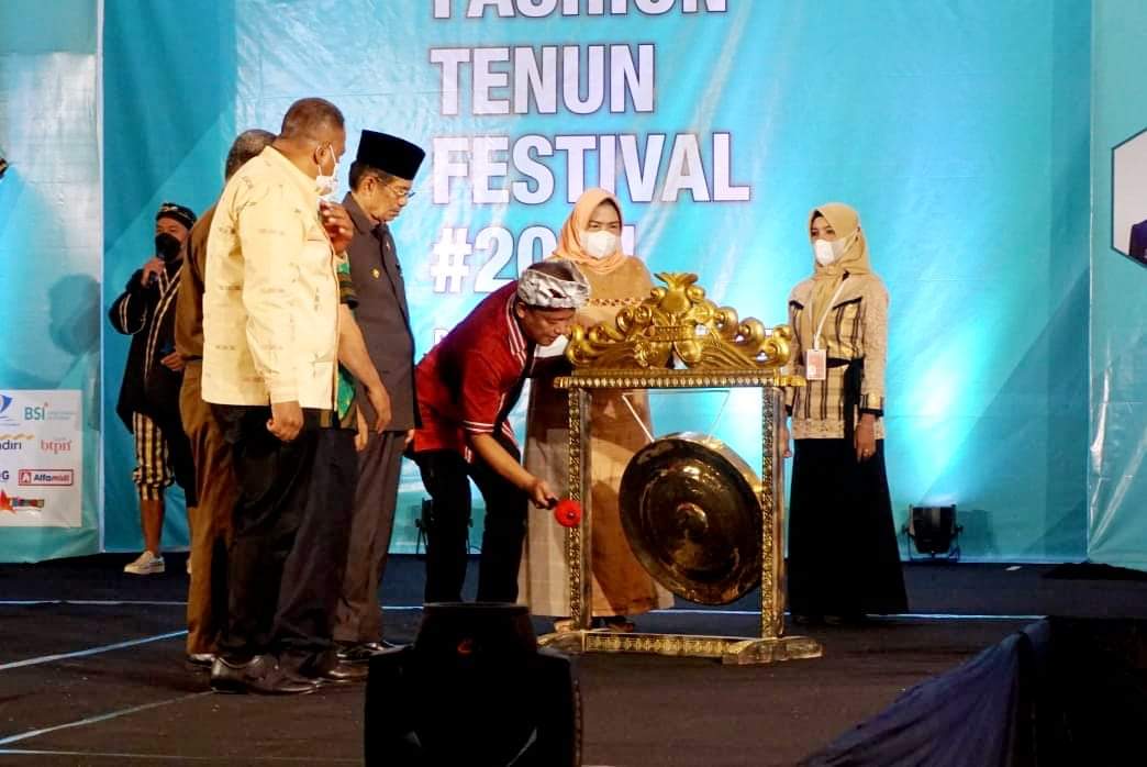 Pemkot Gelar Lomba Fashion Show Tenun Daerah