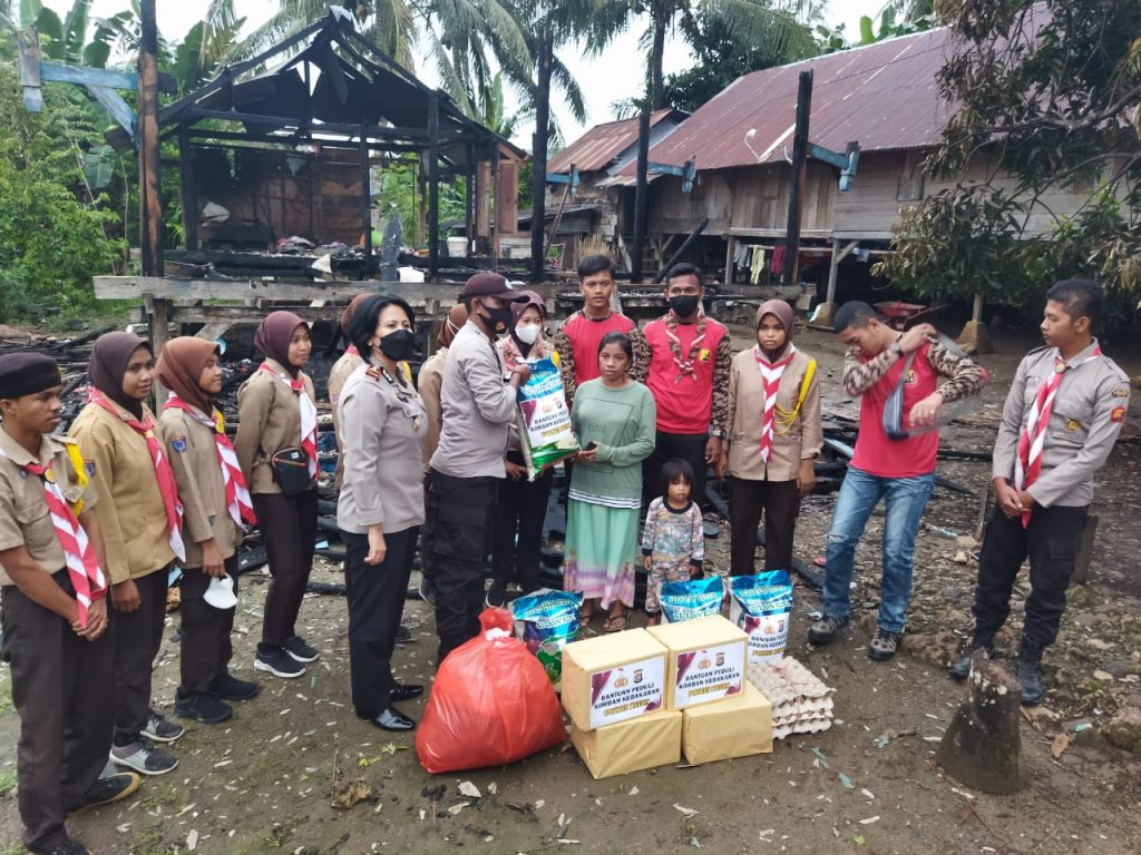 Polsek Kapontori Bantu Korban Kebakaran di Lambusango Timur