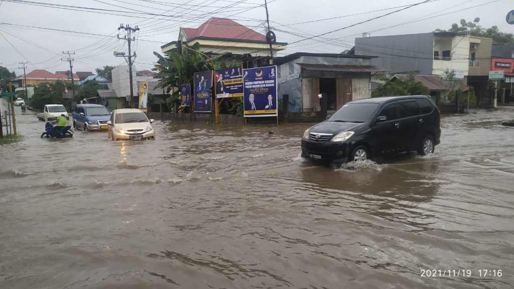 Hujan Deras dan Drainase Buruk, Air Genangi Jalan di Ibukota Baubau