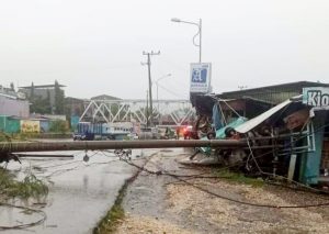 Tiang Listrik Ambruk Timpa Pengendara Motor Dan Kios Di Kotamara
