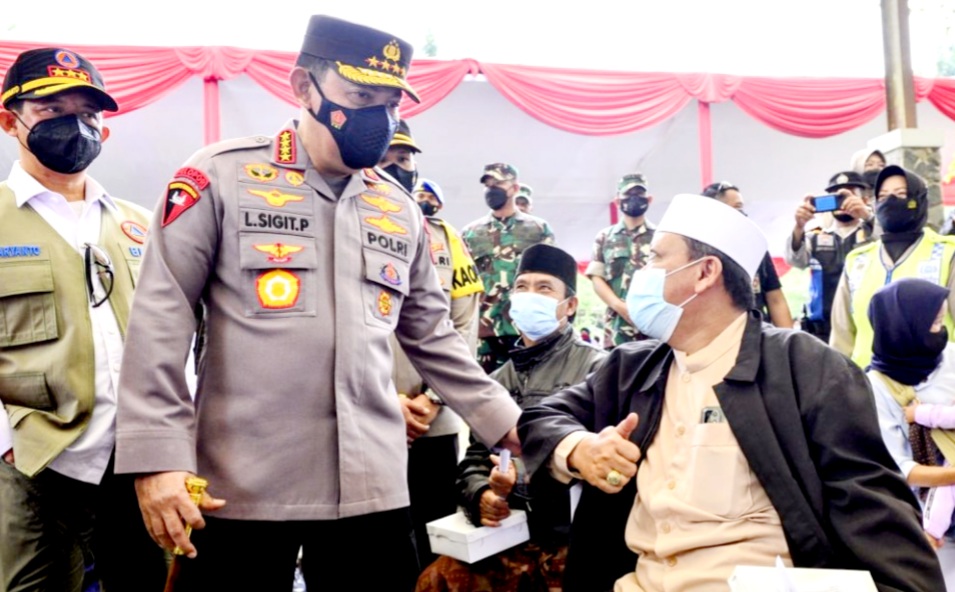 Gelar Vaksinasi se-Indonesia, Kapolri Minta Wilayah Berpacu Kejar Target 70 Persen
