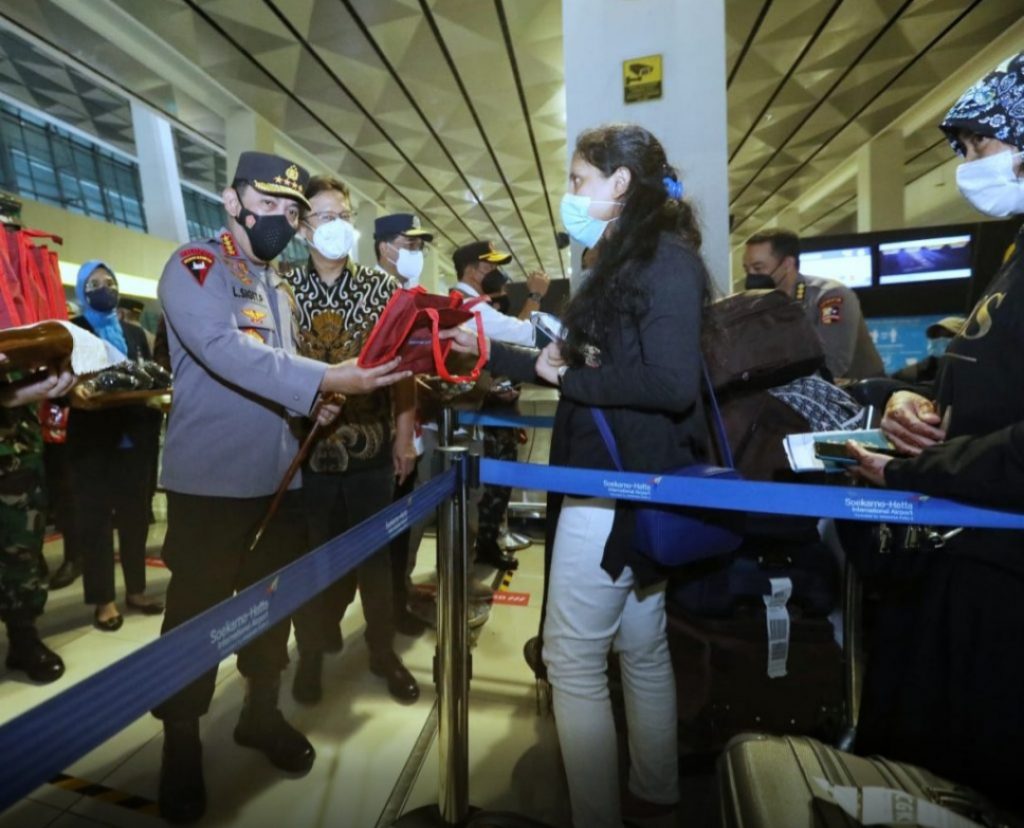 Tinjau Bandara Soetta H-1 Natal, Kapolri Minta Pengawasan Ketat Masa Karantina PPI