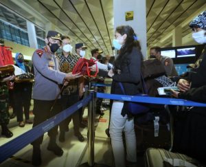 Tinjau Bandara Soetta H-1 Natal, Kapolri Minta Pengawasan Ketat Masa Karantina PPI