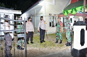Pastikan Malam Natal Aman, Kapolres Buton Pantau Pengamanan Gereja