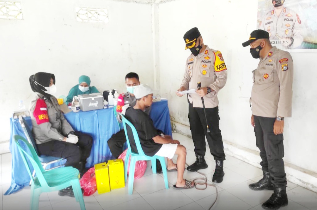 Kapolres Buton Tinjau Pelaksanaan Vaksinasi di Desa Manuru