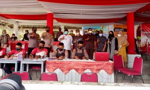 Tinjau Vaksinasi COVID-19 Massal di Buton, Gubernur Ali Mazi Tambah Hadiah 1 Motor