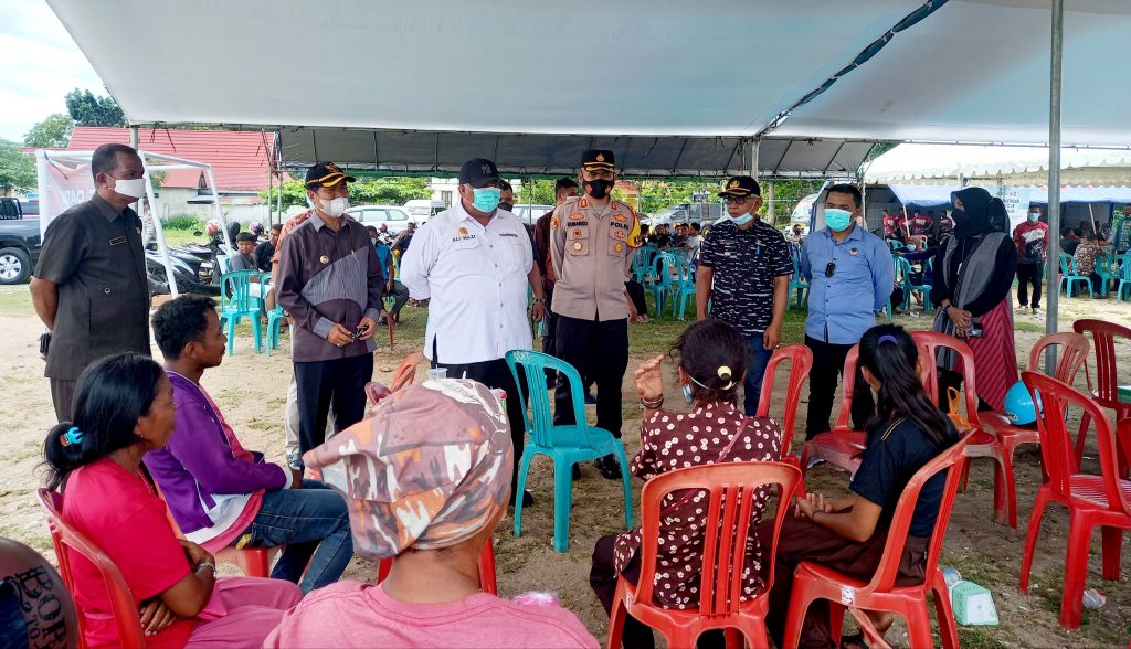 Tinjau Vaksinasi COVID-19 Massal di Buton, Gubernur Ali Mazi Tambah Hadiah 1 Motor