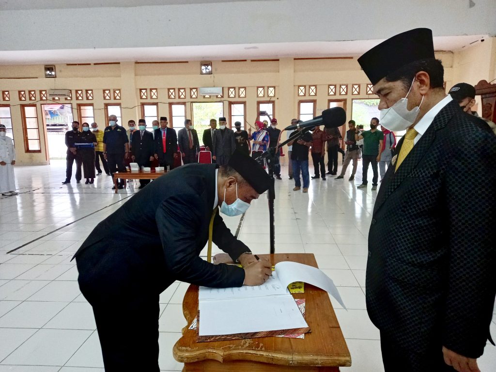 Mengakhiri Tahun 2021, Bupati Buton Lantik Ratusan Pejabat